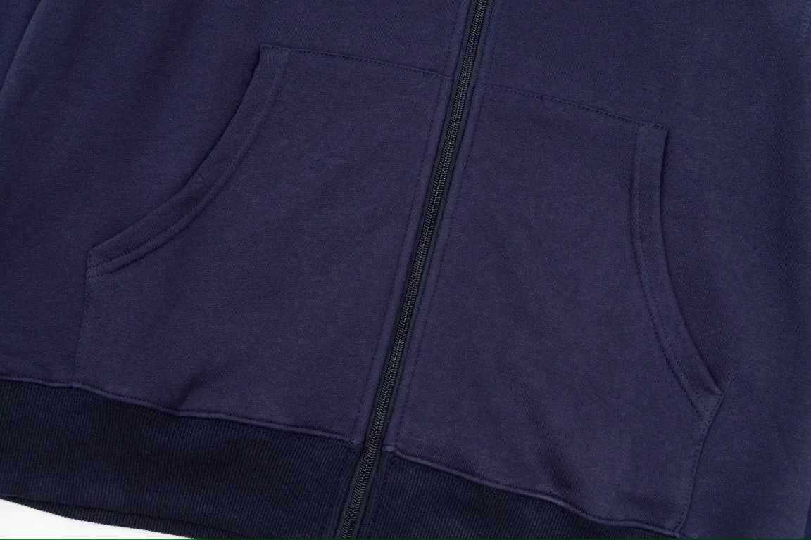 P240 Style No.: Y055 Ralph Lauren/Ralph Lauren pony embroidered zipper cardigan hooded sweatshirt. A one-of-a-kind sweatshirt for autumn and winter is here. You can wear it casually no matter how you wear it! ! This hooded sweatshirt is decorated with the simple style that represents Ralph Lauren and is paired with a pony embroidery pattern, which is three-dimensional and full! The solid color fabric paired with exquisite embroidery instantly sets it off! Hooded sports design, loose and casual fit! The overall texture is very strong! Through the pictures, we can feel the thickness and texture of custom-woven and dyed threads. The workmanship is exquisite. They are shipped from major foreign trade factories. They are all made by masters with many years of experience. Everything is of high standards and requirements! Simple and versatile model ~ Made of imported pique cotton fabric, which is super delicate and soft, close to the body without being tied. All fabrics and accessories are original custom-made and of high quality! Perfectly reflects the brand’s sense of superiority! Standard cut, comfortable stretch, unrestricted movement! Highly practical, high-end and classy! Versatile style ~ can be paired with jeans or jogging pants. Ideal for transitioning from your morning commute to weekend events! Tag, hanging particles, washed, packaging bag, full set of accessories, very good-looking, super exquisite workmanship, size: S-XL, color: navy, black, gray